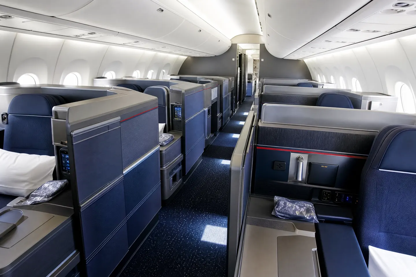 Không gian cabin hạng ghế của American Airlines trên hành trình đi Mỹ