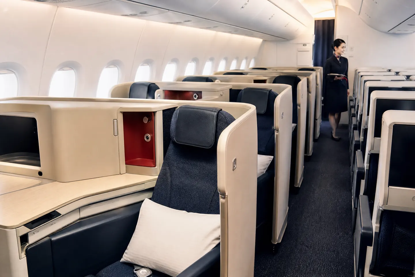 Không gian cabin hạng ghế của Japan Airlines trên hành trình đi Mỹ