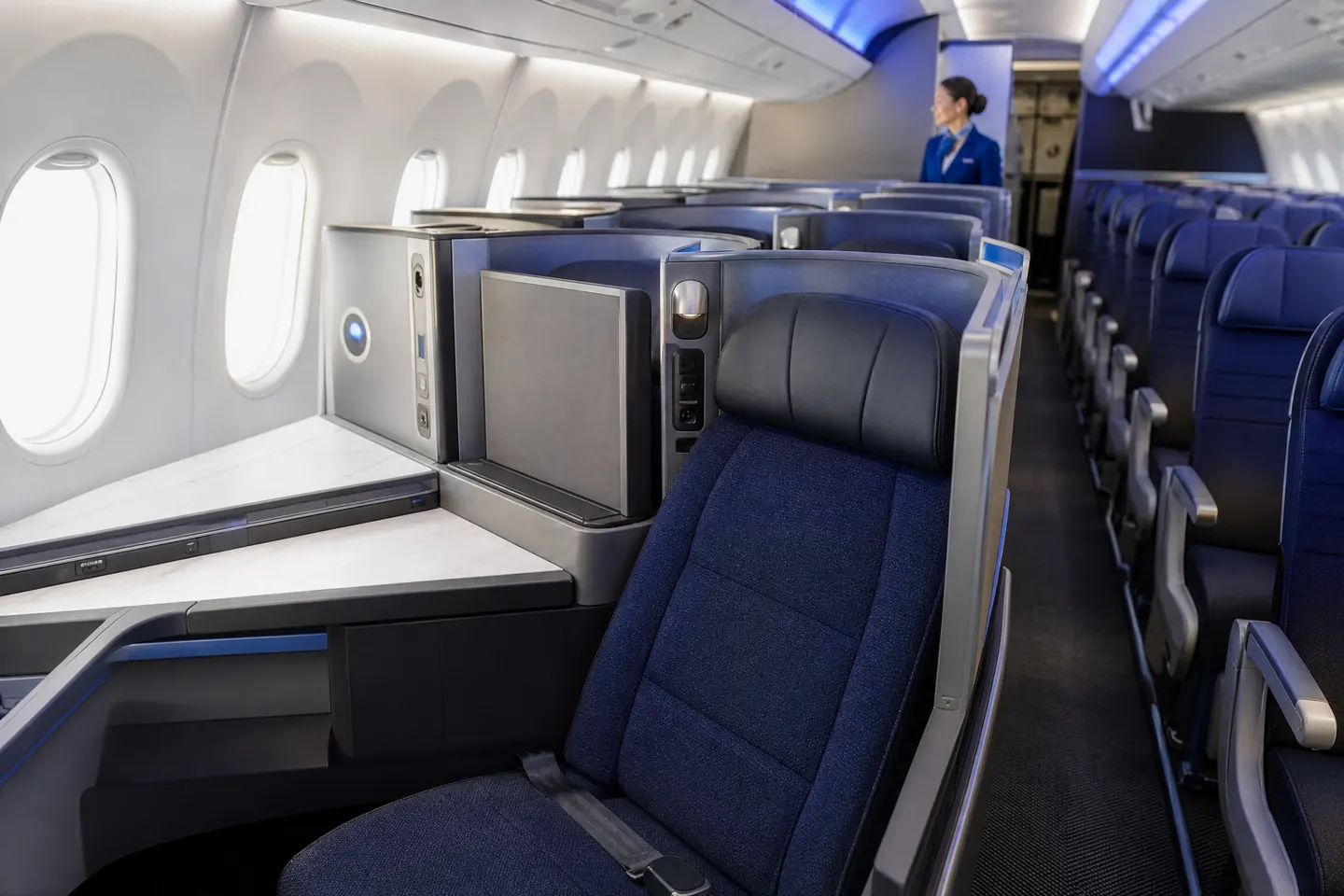 Không gian cabin hạng ghế của United Airlines trên hành trình đi Mỹ